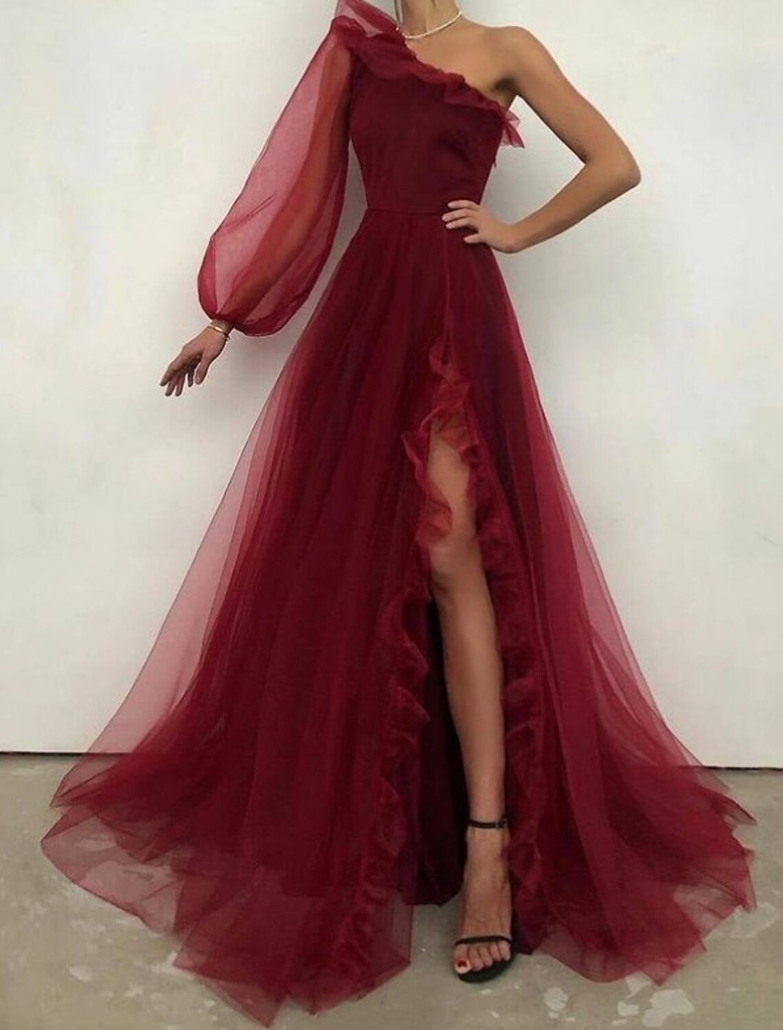 Vestido de noche elegante de corte A para invitada de boda, formal, de noche, con cola larga y un hombro, de tul con volantes y abertura.